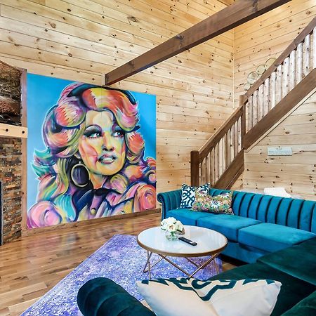 Smokiesboutiquecabins Would Love To Host You At Dolly'S Cute Cabin! 4 Suites With Private Bathrooms - Hot Tub, Fire Pit, Game Room, Resort Pool Open Memorial Day Through Labor Day! Gatlinburg Dış mekan fotoğraf