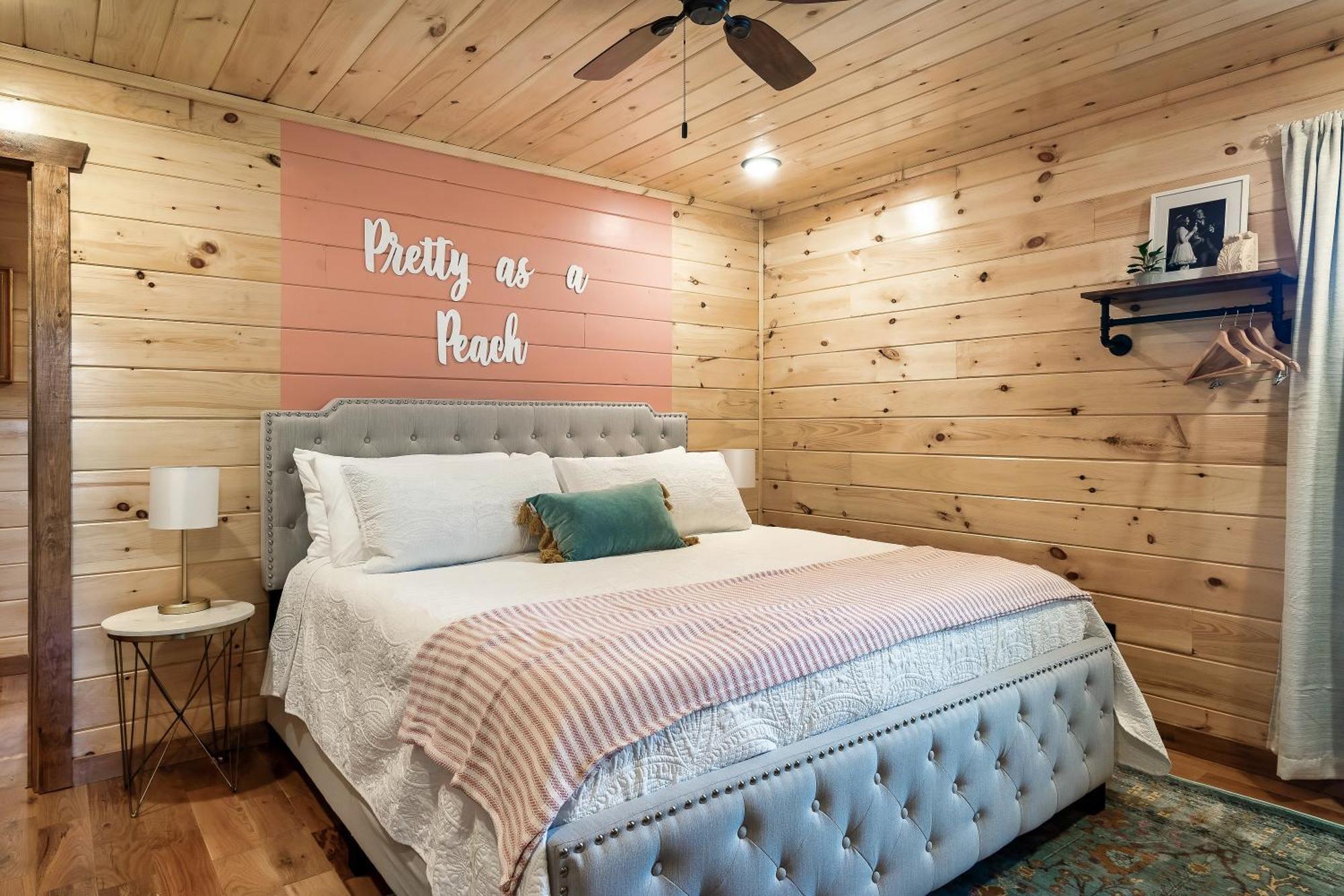 Smokiesboutiquecabins Would Love To Host You At Dolly'S Cute Cabin! 4 Suites With Private Bathrooms - Hot Tub, Fire Pit, Game Room, Resort Pool Open Memorial Day Through Labor Day! Gatlinburg Dış mekan fotoğraf