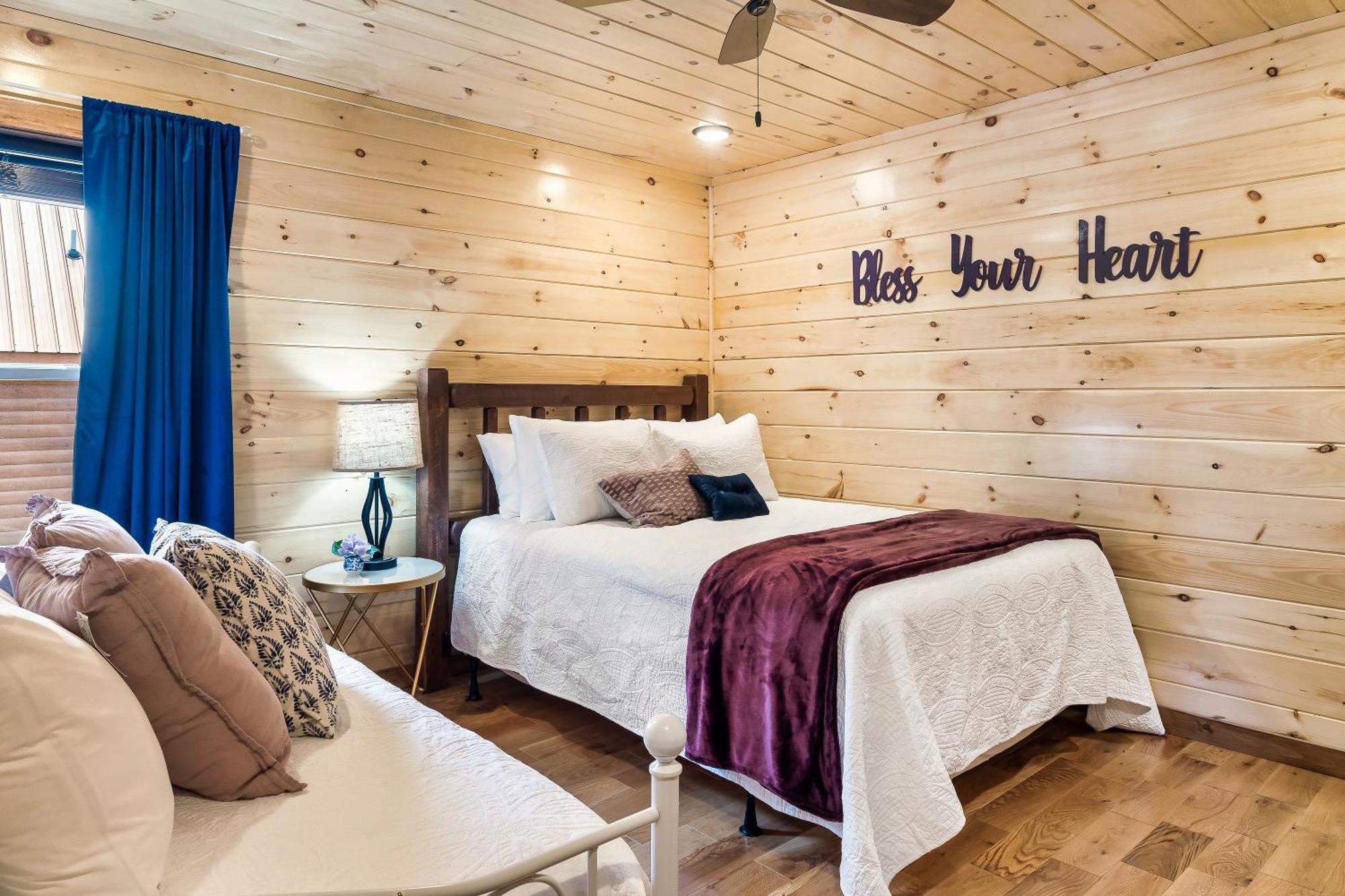 Smokiesboutiquecabins Would Love To Host You At Dolly'S Cute Cabin! 4 Suites With Private Bathrooms - Hot Tub, Fire Pit, Game Room, Resort Pool Open Memorial Day Through Labor Day! Gatlinburg Dış mekan fotoğraf