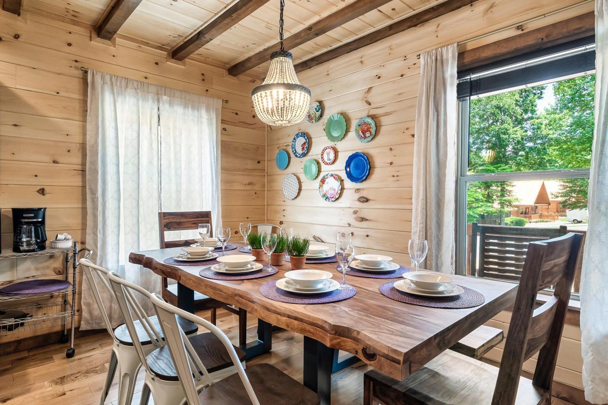 Smokiesboutiquecabins Would Love To Host You At Dolly'S Cute Cabin! 4 Suites With Private Bathrooms - Hot Tub, Fire Pit, Game Room, Resort Pool Open Memorial Day Through Labor Day! Gatlinburg Dış mekan fotoğraf