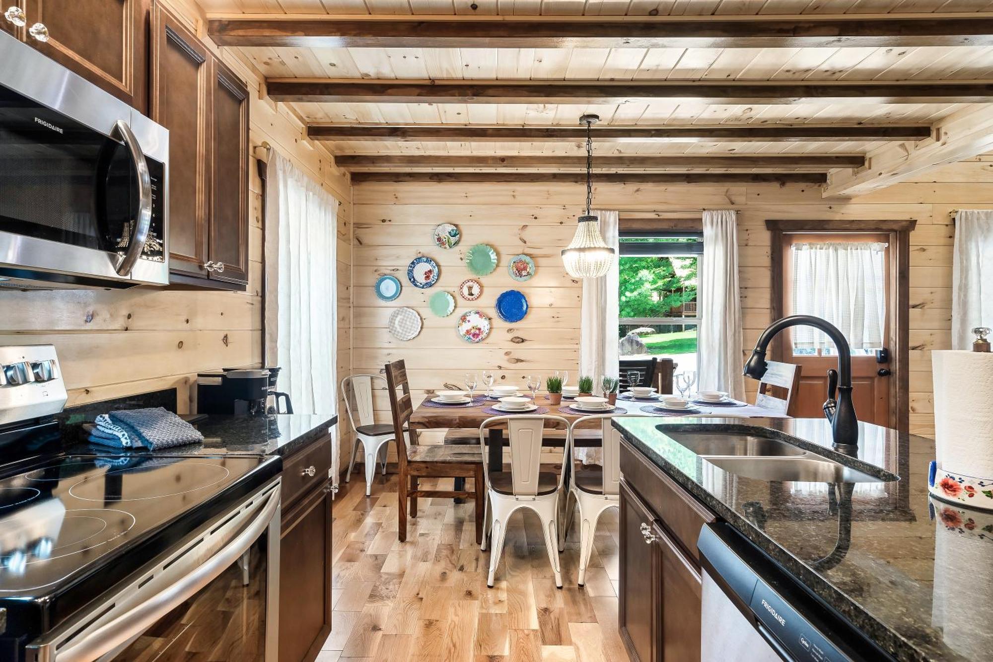 Smokiesboutiquecabins Would Love To Host You At Dolly'S Cute Cabin! 4 Suites With Private Bathrooms - Hot Tub, Fire Pit, Game Room, Resort Pool Open Memorial Day Through Labor Day! Gatlinburg Dış mekan fotoğraf