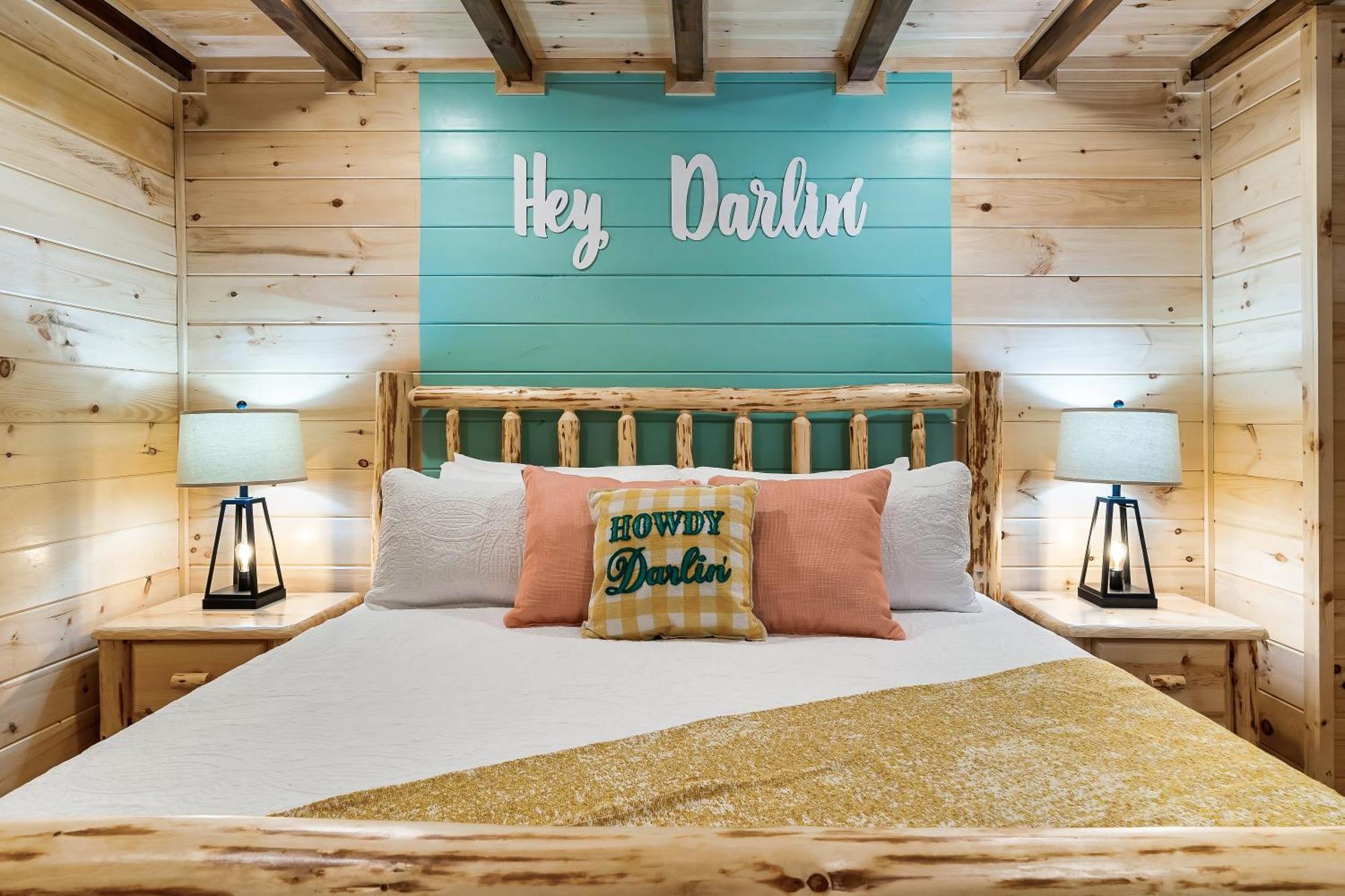 Smokiesboutiquecabins Would Love To Host You At Dolly'S Cute Cabin! 4 Suites With Private Bathrooms - Hot Tub, Fire Pit, Game Room, Resort Pool Open Memorial Day Through Labor Day! Gatlinburg Dış mekan fotoğraf