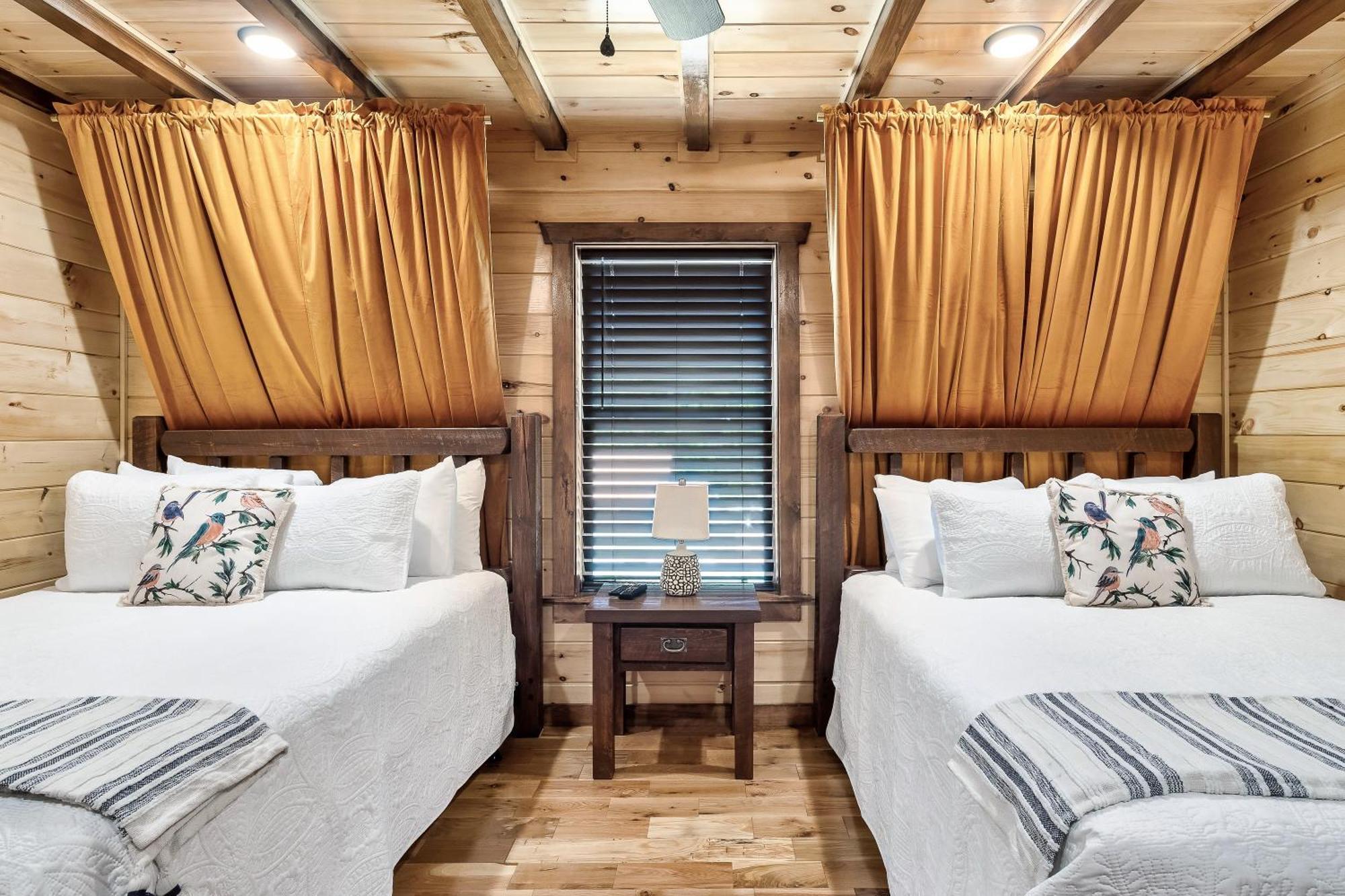 Smokiesboutiquecabins Would Love To Host You At Dolly'S Cute Cabin! 4 Suites With Private Bathrooms - Hot Tub, Fire Pit, Game Room, Resort Pool Open Memorial Day Through Labor Day! Gatlinburg Dış mekan fotoğraf