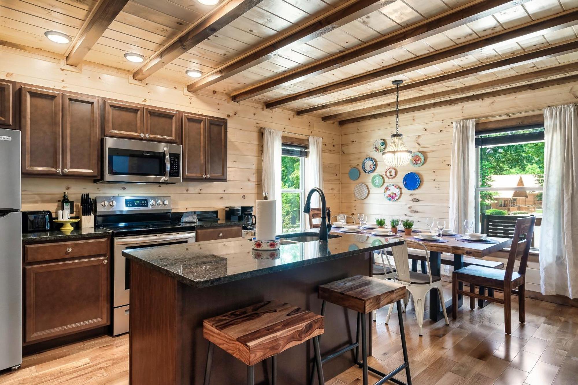 Smokiesboutiquecabins Would Love To Host You At Dolly'S Cute Cabin! 4 Suites With Private Bathrooms - Hot Tub, Fire Pit, Game Room, Resort Pool Open Memorial Day Through Labor Day! Gatlinburg Dış mekan fotoğraf