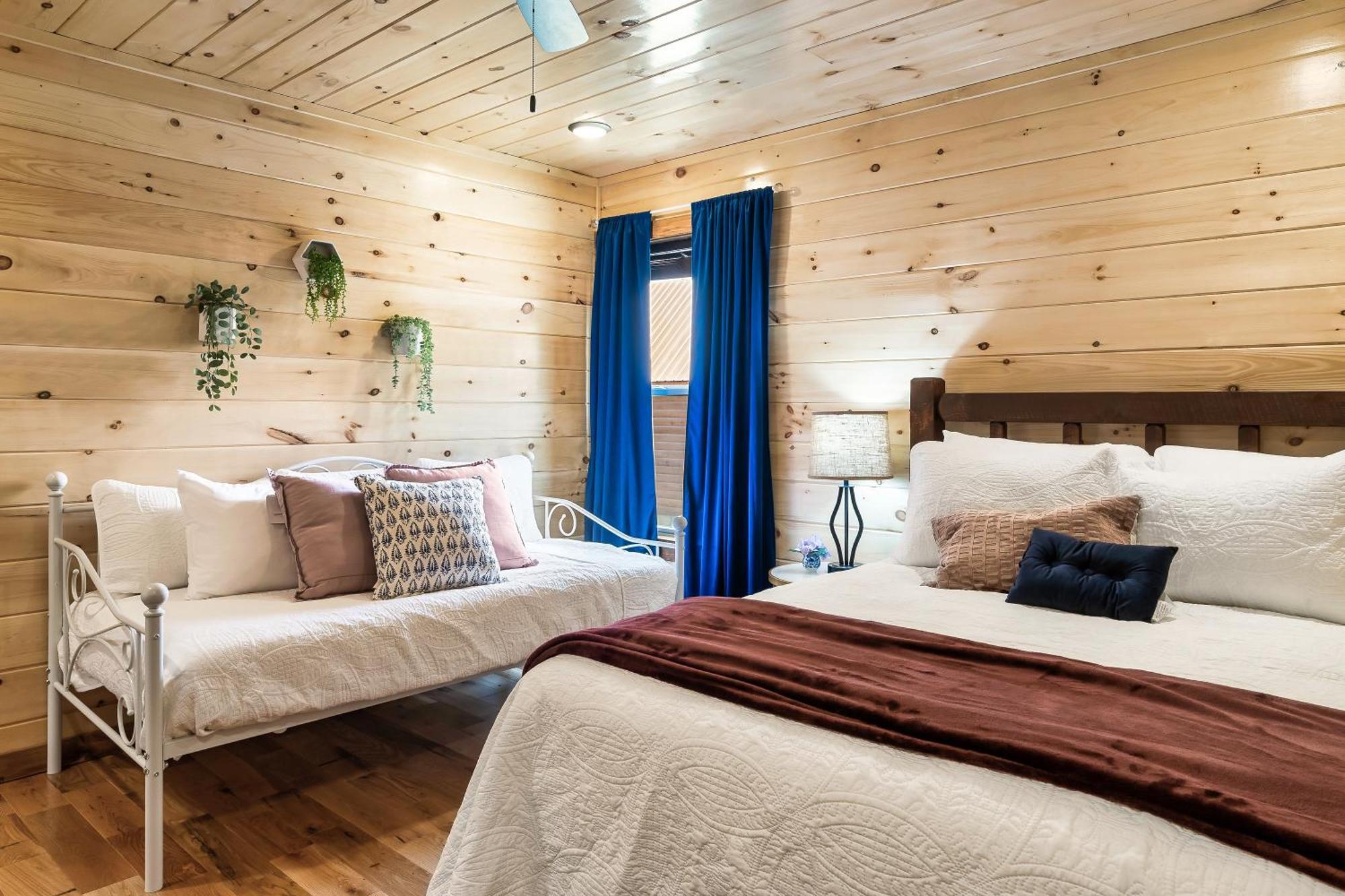 Smokiesboutiquecabins Would Love To Host You At Dolly'S Cute Cabin! 4 Suites With Private Bathrooms - Hot Tub, Fire Pit, Game Room, Resort Pool Open Memorial Day Through Labor Day! Gatlinburg Dış mekan fotoğraf
