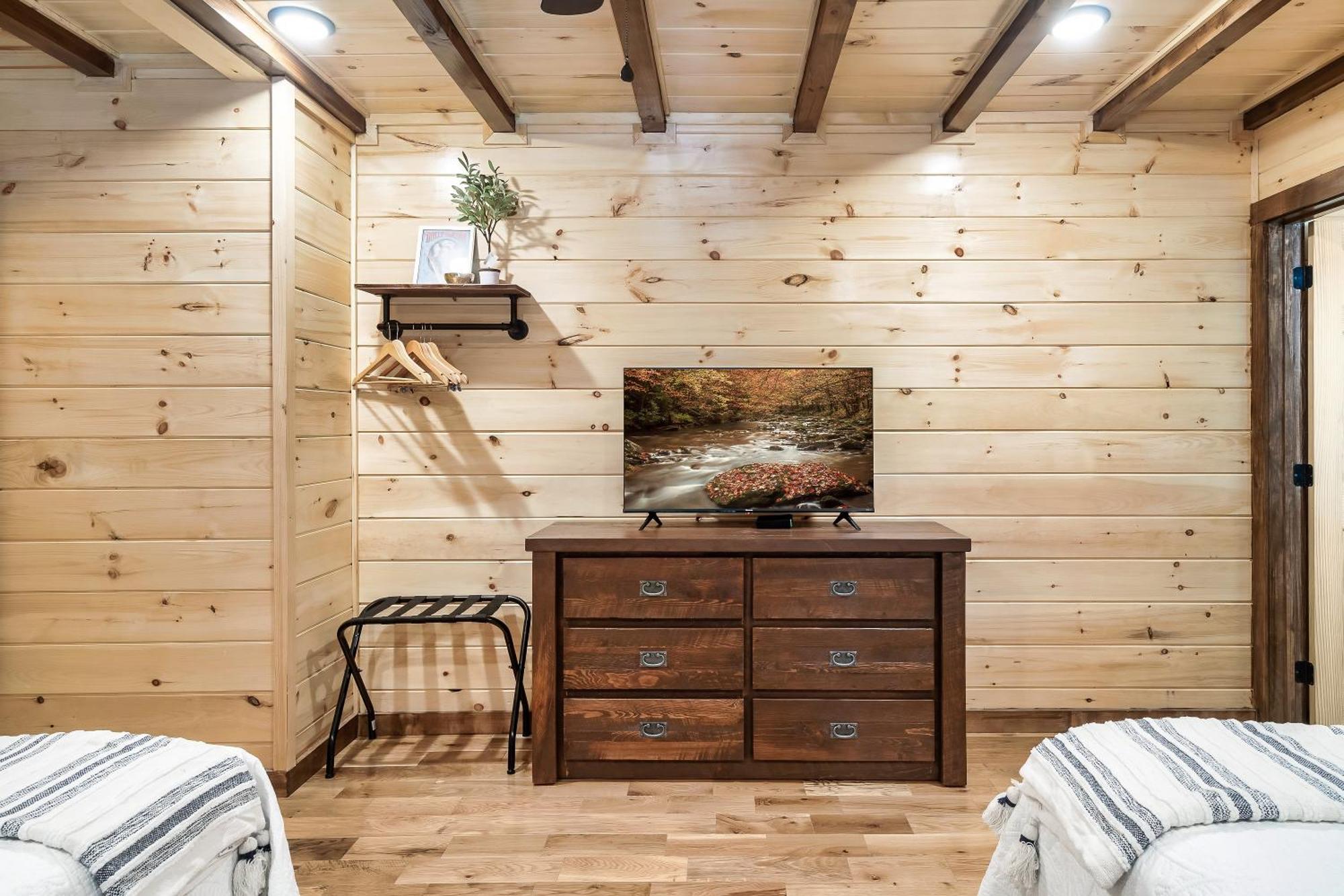Smokiesboutiquecabins Would Love To Host You At Dolly'S Cute Cabin! 4 Suites With Private Bathrooms - Hot Tub, Fire Pit, Game Room, Resort Pool Open Memorial Day Through Labor Day! Gatlinburg Dış mekan fotoğraf