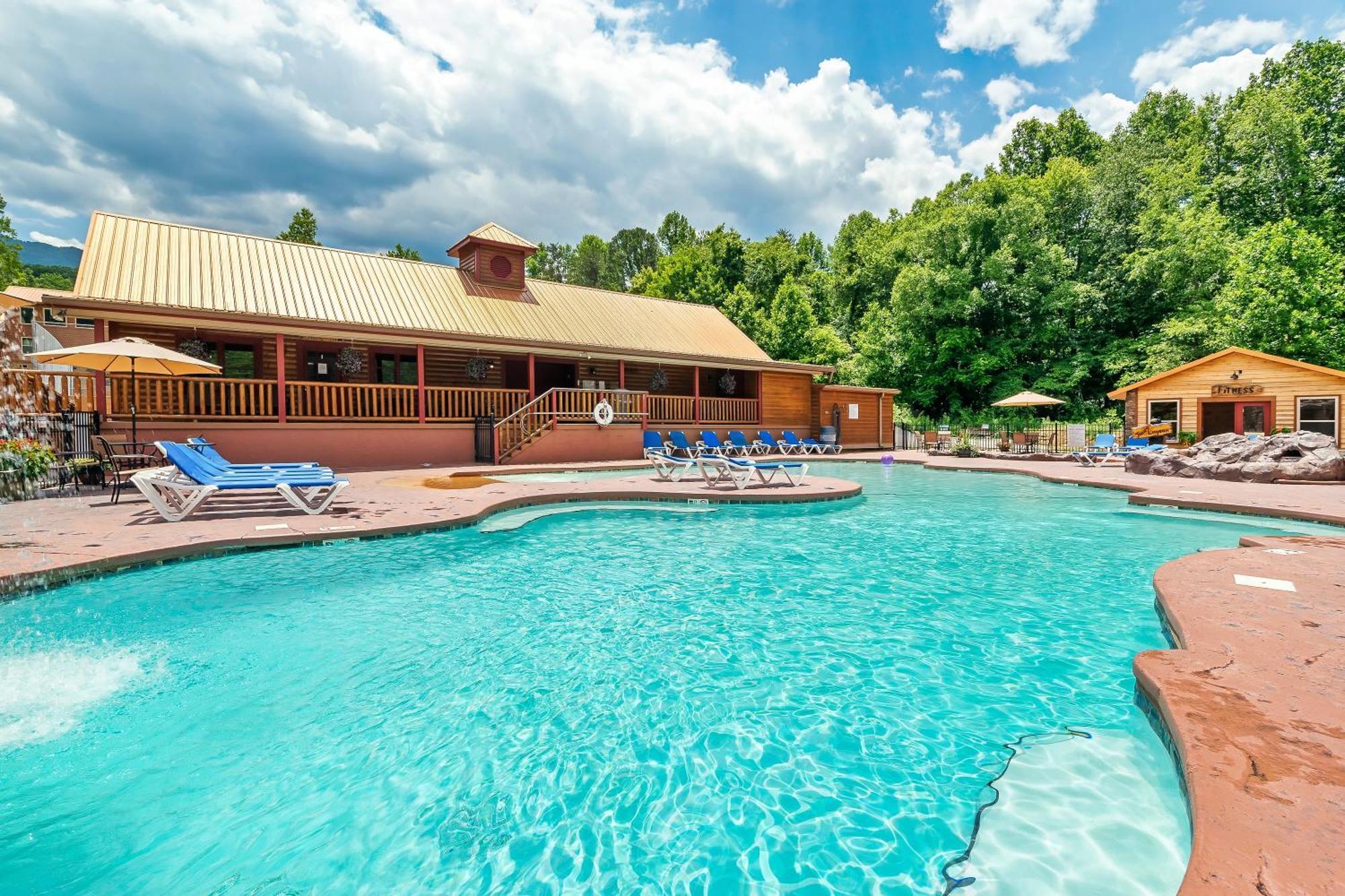 Smokiesboutiquecabins Would Love To Host You At Dolly'S Cute Cabin! 4 Suites With Private Bathrooms - Hot Tub, Fire Pit, Game Room, Resort Pool Open Memorial Day Through Labor Day! Gatlinburg Dış mekan fotoğraf