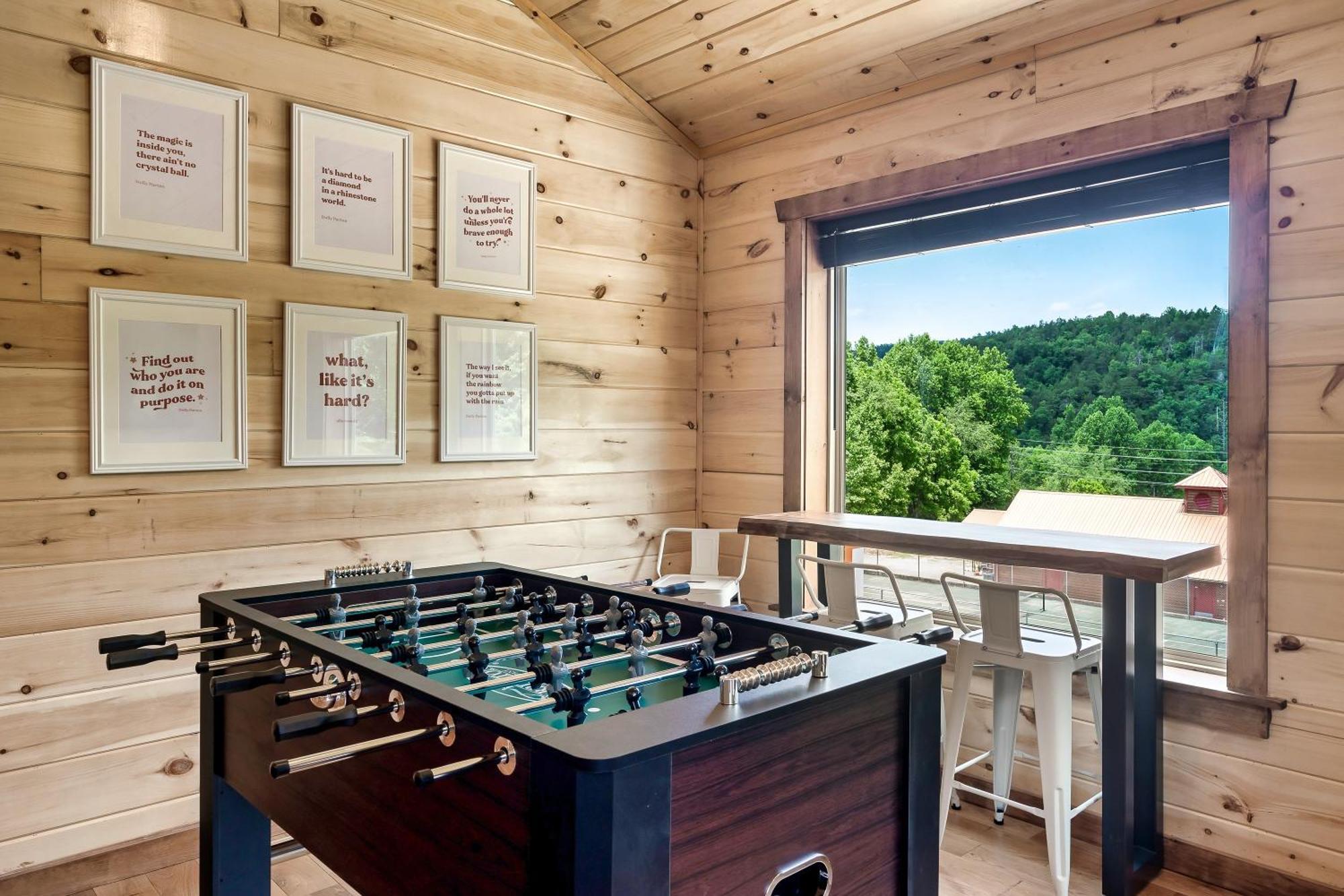 Smokiesboutiquecabins Would Love To Host You At Dolly'S Cute Cabin! 4 Suites With Private Bathrooms - Hot Tub, Fire Pit, Game Room, Resort Pool Open Memorial Day Through Labor Day! Gatlinburg Dış mekan fotoğraf