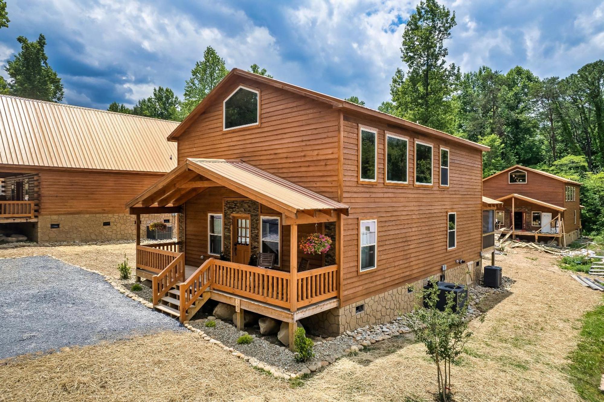 Smokiesboutiquecabins Would Love To Host You At Dolly'S Cute Cabin! 4 Suites With Private Bathrooms - Hot Tub, Fire Pit, Game Room, Resort Pool Open Memorial Day Through Labor Day! Gatlinburg Dış mekan fotoğraf