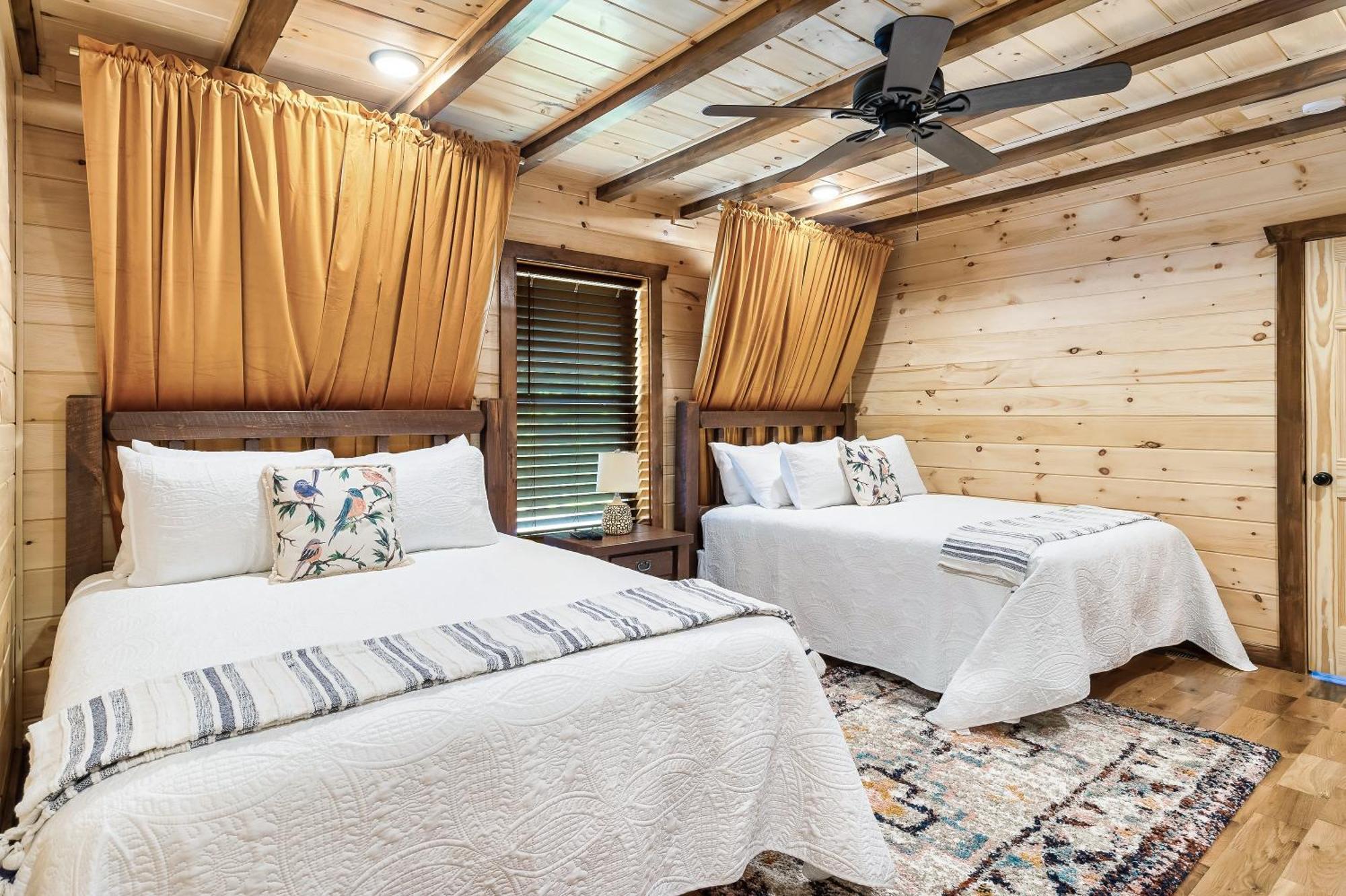 Smokiesboutiquecabins Would Love To Host You At Dolly'S Cute Cabin! 4 Suites With Private Bathrooms - Hot Tub, Fire Pit, Game Room, Resort Pool Open Memorial Day Through Labor Day! Gatlinburg Dış mekan fotoğraf