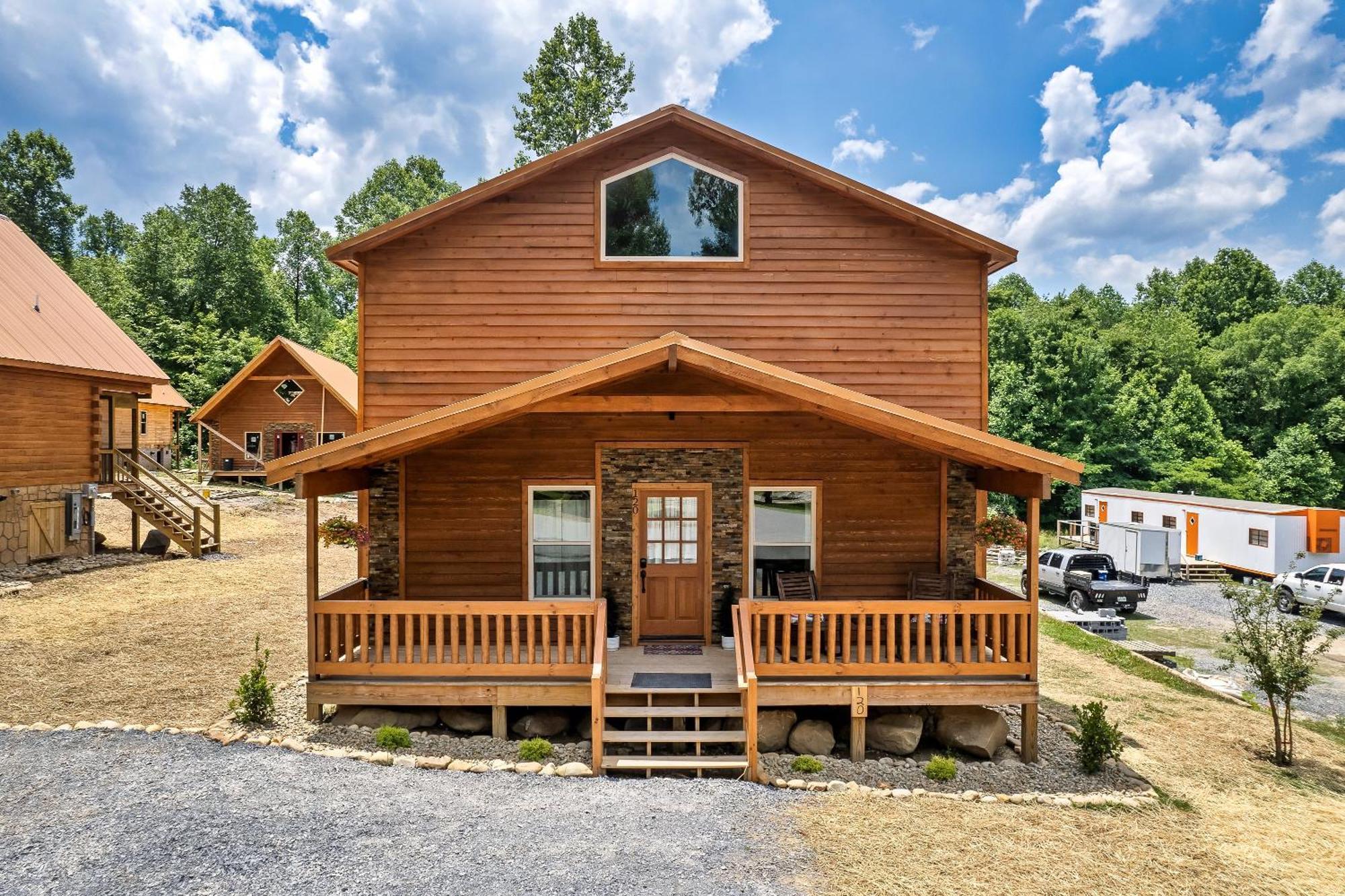 Smokiesboutiquecabins Would Love To Host You At Dolly'S Cute Cabin! 4 Suites With Private Bathrooms - Hot Tub, Fire Pit, Game Room, Resort Pool Open Memorial Day Through Labor Day! Gatlinburg Dış mekan fotoğraf