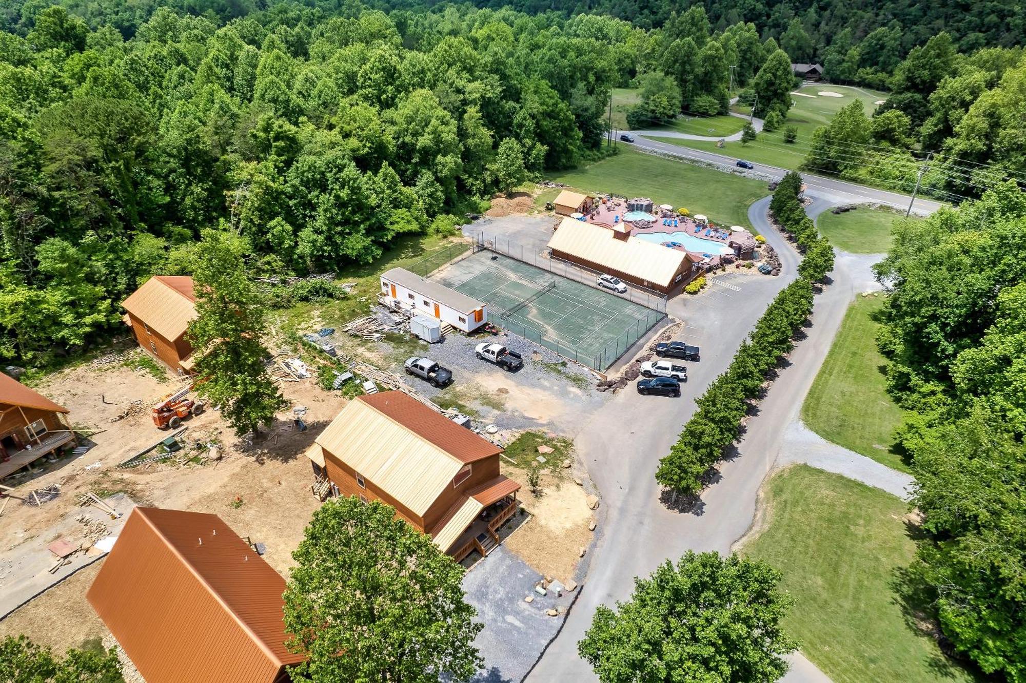 Smokiesboutiquecabins Would Love To Host You At Dolly'S Cute Cabin! 4 Suites With Private Bathrooms - Hot Tub, Fire Pit, Game Room, Resort Pool Open Memorial Day Through Labor Day! Gatlinburg Dış mekan fotoğraf