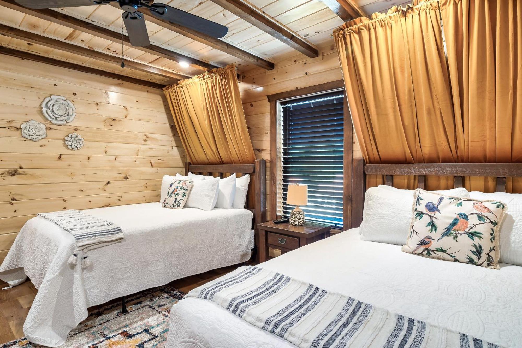 Smokiesboutiquecabins Would Love To Host You At Dolly'S Cute Cabin! 4 Suites With Private Bathrooms - Hot Tub, Fire Pit, Game Room, Resort Pool Open Memorial Day Through Labor Day! Gatlinburg Dış mekan fotoğraf
