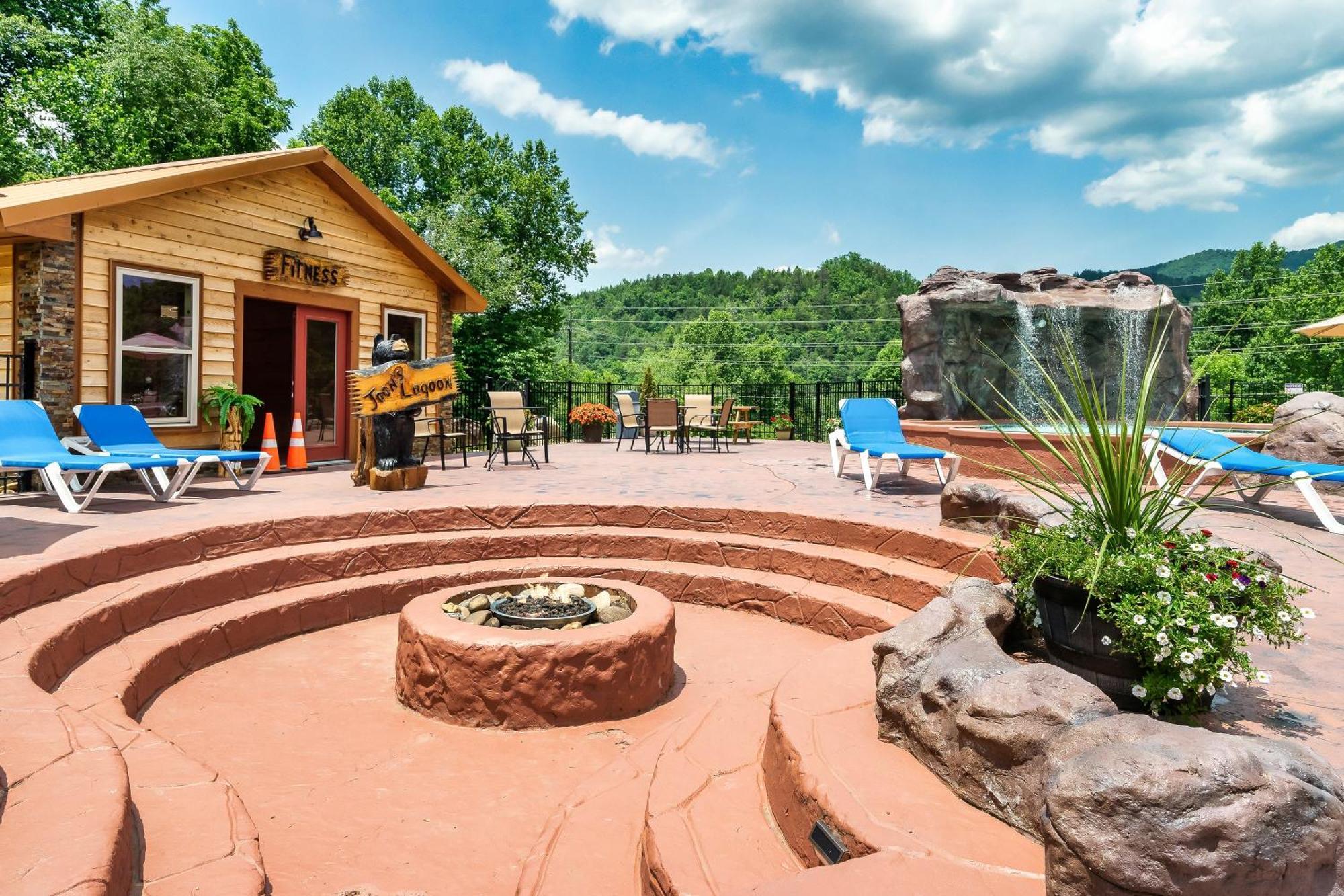 Smokiesboutiquecabins Would Love To Host You At Dolly'S Cute Cabin! 4 Suites With Private Bathrooms - Hot Tub, Fire Pit, Game Room, Resort Pool Open Memorial Day Through Labor Day! Gatlinburg Dış mekan fotoğraf