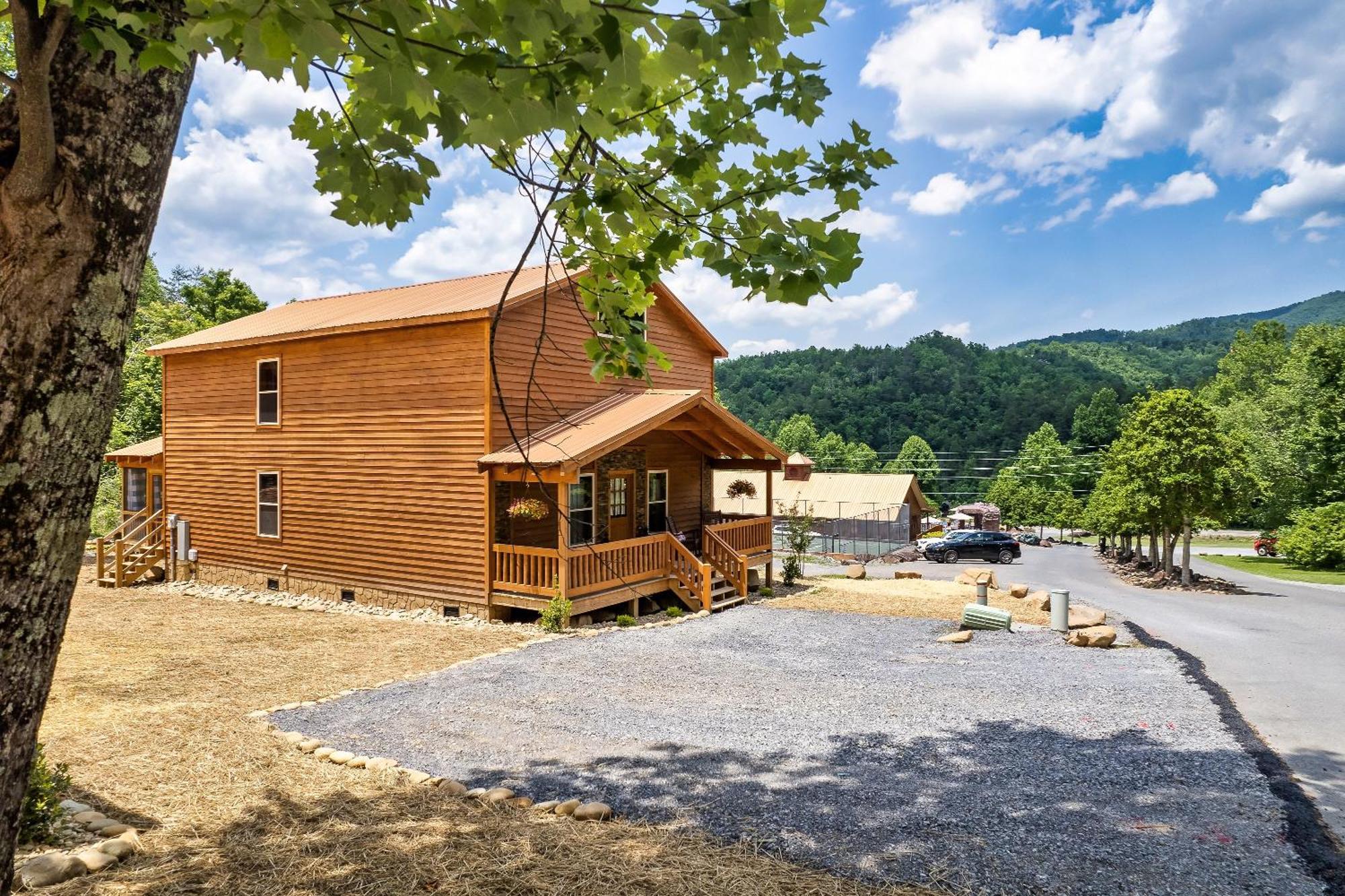 Smokiesboutiquecabins Would Love To Host You At Dolly'S Cute Cabin! 4 Suites With Private Bathrooms - Hot Tub, Fire Pit, Game Room, Resort Pool Open Memorial Day Through Labor Day! Gatlinburg Dış mekan fotoğraf