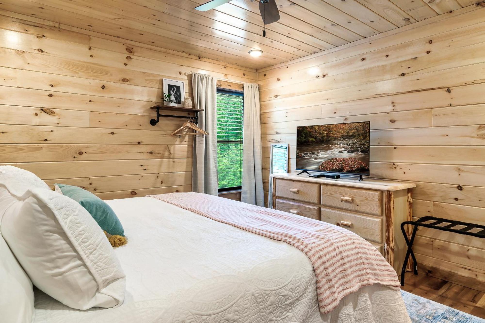 Smokiesboutiquecabins Would Love To Host You At Dolly'S Cute Cabin! 4 Suites With Private Bathrooms - Hot Tub, Fire Pit, Game Room, Resort Pool Open Memorial Day Through Labor Day! Gatlinburg Dış mekan fotoğraf